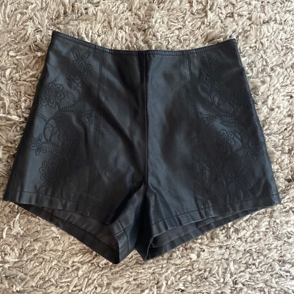 BLACK PLEATHER SHORTS